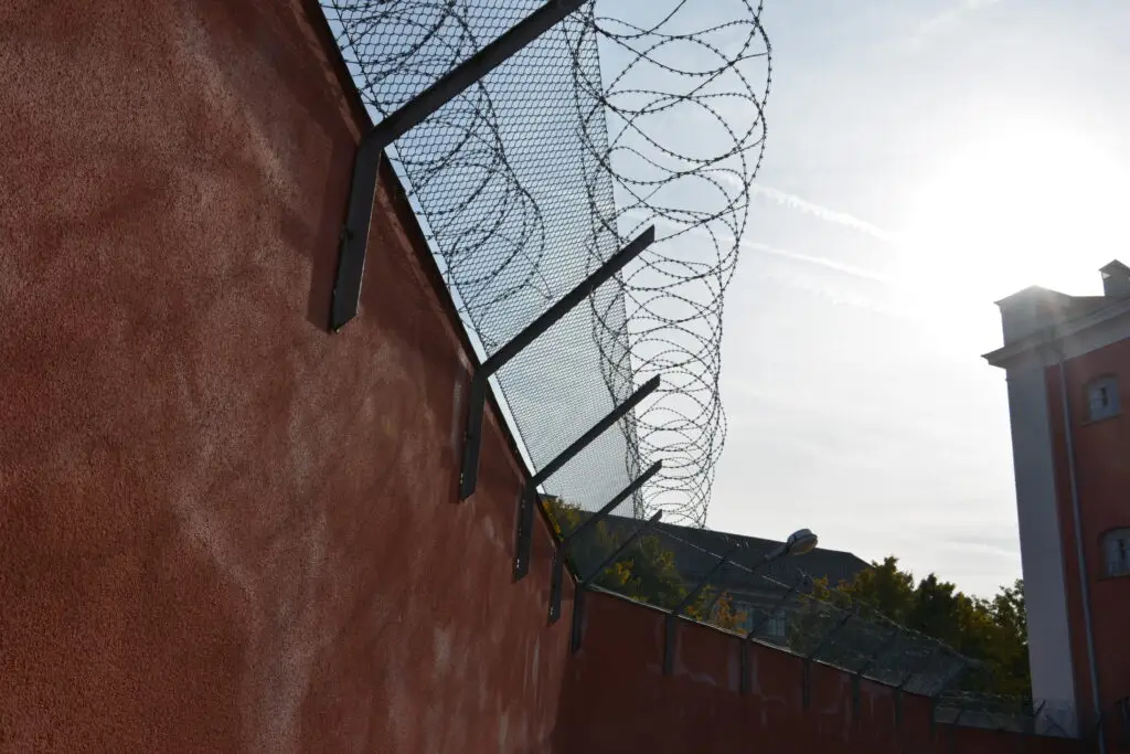 En bild på en fängelsemur som representerar inlägget En (rättvis) straffreform? Om straffrättsliga reformer och kriminalpolitisk debatt